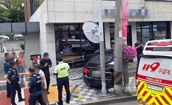 [부산=뉴시스] 17일 오전 10시50분께 부산 수영구의 한 커피숍 매장으로 승용차가 돌진했다. (사진=부산소방재난본부 제공) 2026.09.17. photo@newsis.com *재판매 및 DB 금지