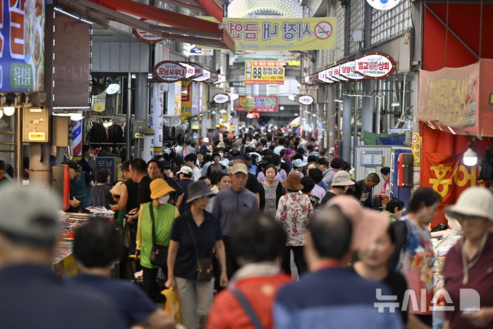 [전남광주=뉴시스] 양시원 기자 = 추석 연휴를 일주일 앞둔 17일 전남광주 북구 말바우시장이 제수용품을 구매하러 온 손님들로 가득 찼다. 2026.09.17 goodwrite97@newsis.com 