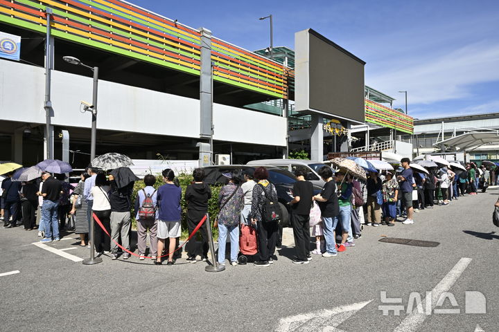 [전남광주=뉴시스] 양시원 기자 = 추석 연휴를 일주일 앞둔 17일 전남광주 북구 말바우시장에 마련된 온누리상품권 환급부스에 시민들이 길게 줄을 서있다. 2026.09.17 goodwrite97@newsis.com 