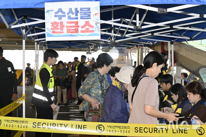 [전남광주=뉴시스] 추석 연휴를 일주일 앞둔 17일 전남광주 북구 말바우시장에 마련된 온누리상품권 환급부스에 시민들이 길게 줄을 서있다. 2026.09.17 goodwrite97@newsis.com 