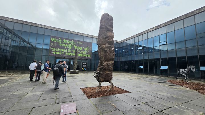 [사진=박현주 미술전문기자] 17일 제5회 제주비엔날레가 열리고 있는 제주돌문화공원에서 송필의 ‘실크로드, 전설(Version 2)’(2022)이 관람객을 맞고 있다. 2026.09.17. hyun@newsis.com *재판매 및 DB 금지