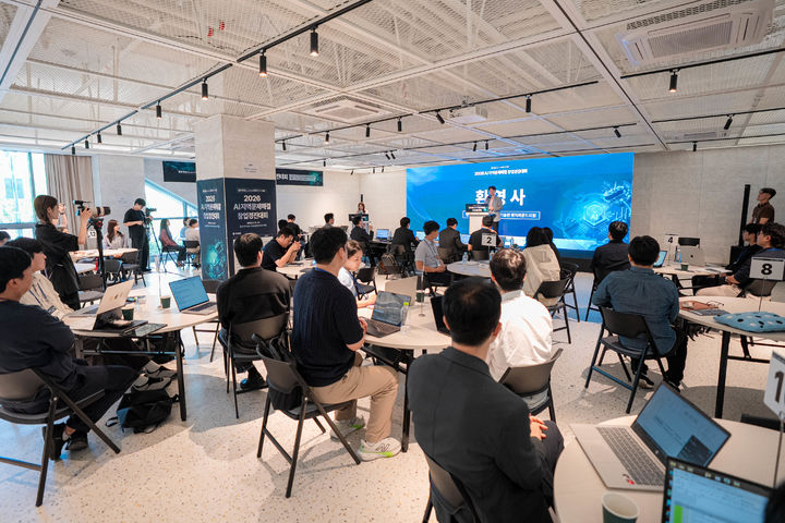 [울산=뉴시스] 김영식 UNIST 벤처파운드리원장이 '2026 AI 지역문제해결 창업경진대회'에서 환영사를 하고 있다. (사진=울산시교육청 제공) photo@newsis.com *재판매 및 DB 금지