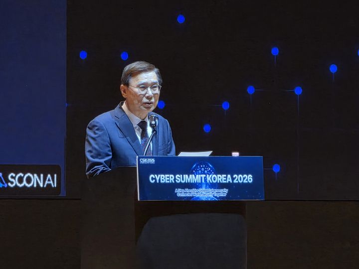[서울=뉴시스] 박은비 기자 = 이종석 국가정보원장이 17일 서울 강남구 코엑스에서 개최된 사이버서밋코리아(CSK) 2026에서 개회사를 말하고 있다. 202609.17. silverline@newsis.com *재판매 및 DB 금지