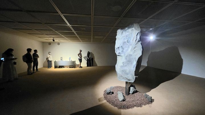 [사진=박현주 미술전문기자] 17일 제5회 제주비엔날레가 열리고 있는 제주돌문화공원에서 관람객이 룸톤의 VR 설치작품 ‘에코스피어(ECHOSPHERE)’(2023)를 체험하고 있다. 2026.09.17. hyun@newsis.com *재판매 및 DB 금지