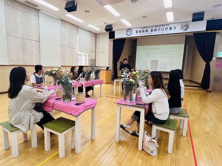 [용인=뉴시스] 힐링 원예 꽃바구니 프로그램을 체험하고 있는 학부모들(사진=동백유치원 제공) 2026. 09. 17. photo@newsis.com *재판매 및 DB 금지