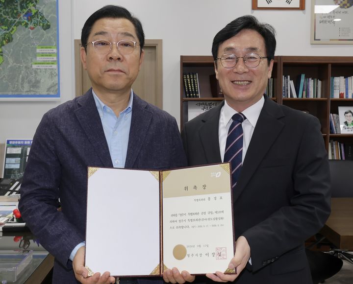 [청주=뉴시스] 이장섭(오른쪽) 충북 청주시장이 17일 청주시청 임시청사 집무실에서 홍경표 성안길상점가상인회장을 원도심활성화 특별보좌관으로 위촉한 뒤 기념촬영하고 있다. (사진=청주시 제공) 2026.09.17. photo@newsis.com *재판매 및 DB 금지