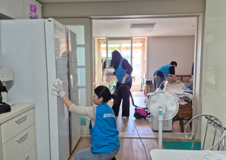 [용인=뉴시스] ㈜두산전자의 주거환경개선 활동(사진=수지장애인복지관 제공) 2026. 09. 17. photo@newsis.com *재판매 및 DB 금지