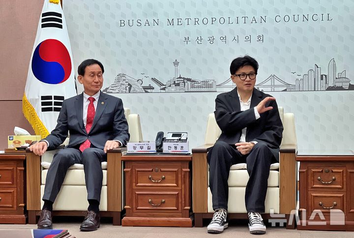[부산=뉴시스] 원동화 기자 = 무소속 한동훈(부산 북구갑) 국회의원(오른쪽)이 부산시의원들과 만나 2028년 총선에서 부산·울산·경남(PK)이 선거 흐름을 주도해야 한다며 이른바 'PK 동남풍' 역할론을 강조했다. 왼쪽은 강무길 부산시의회 의장. 2026.09.17. dhwon@newsis.com
