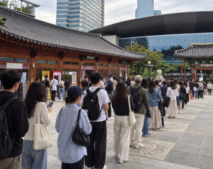 [서울=뉴시스] 지난 12일 서울 강남구 삼성동 봉은사 불교용품점 앞에 ‘공덕키링’을 구매하려는 사람들이 길게 줄을 서 있다. (사진출처: 스레드 캡처)2026.09.17.
