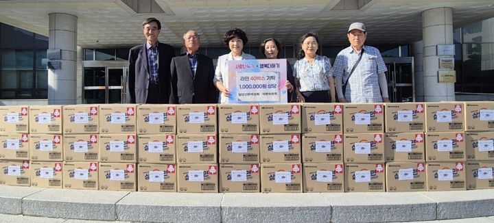 [밀양=뉴시스] 안지율 기자 = 밀양신문여성회와 자문위원회가 라면 40상자를 기탁한 뒤 관계자들이 기념촬영을 하고 있다. (사진=밀양시 제공) 2026.09.17. photo@newsis.com *재판매 및 DB 금지