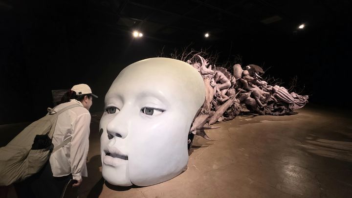 17일 제5회 제주비엔날레가 열리고 있는 제주돌문화공원에서 관람객이 노진아의 AI 기반 인터랙티브 작품 ‘진화적 키메라-가이아’(2024)에 말을 걸고 있다. 2026.09.17. hyun@newsis.com *재판매 및 DB 금지