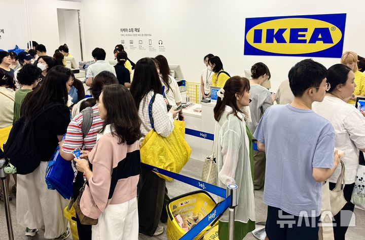 [대구=뉴시스] 정재익 기자 = 대구지역 첫 이케아 매장이 문을 연 17일 오전 동구 신세계백화점 대구점 8층에서 시민들이 노란색 장바구니에 제품을 담아 계산을 기다리고 있다. 2026.09.17. jjikk@newsis.com
