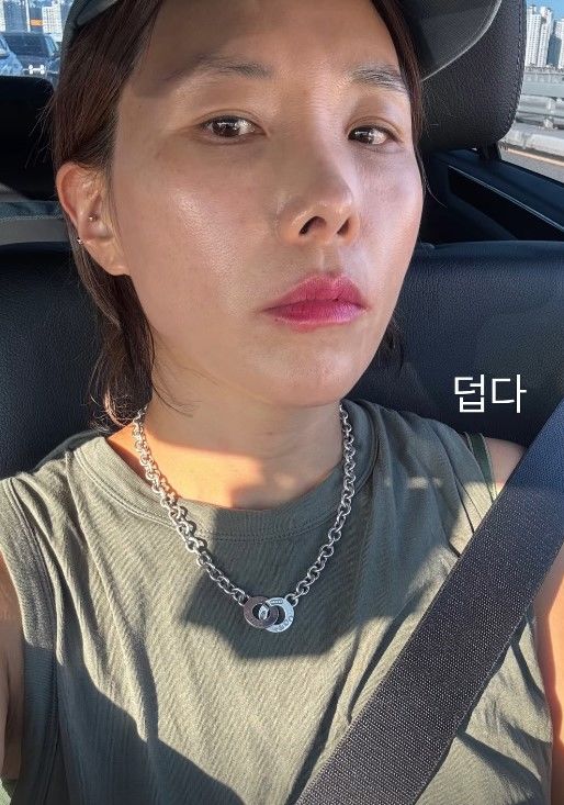 [서울=뉴시스] 방송인 신봉선이 체중 감량 후 한층 갸름해진 얼굴을 담은 사진을 공개했다. (사진=신봉선 인스타그램 캡처)
