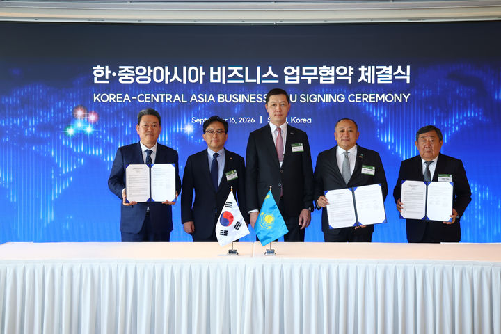 (왼쪽부터) 서강현 현대차그룹 기획조정담당 사장, 박정성 산업통상자원부 통상교섭본부장, 으라득 제베셰프 카자흐스탄 외교부 투자위원회 아르닥 제베셰프 위원장, 알라타우 비야체슬라프 킴 유나이티드 그룹 회장, 최유리 카스피안 그룹 회장.(사진=현대차그룹 제공) *재판매 및 DB 금지