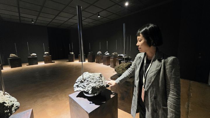 [사진=박현주 미술전문기자] 17일 제5회 제주비엔날레가 열리고 있는 제주돌문화공원에서 김현성의 ‘담지체(Carrier Body)’(2026)가 선보이고 있다. 2026.09.17. hyun@newsis.com *재판매 및 DB 금지