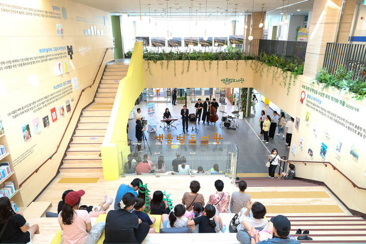 [고성(경남)=뉴시스] 신정철 기자= 경남 고성군의 대표 독서문화공간인 ‘책둠벙도서관’이 개관 1년을 맞아 2만 3649권의 장서에다 누적 방문객도 15만 명을 넘어섰다.사진은 개관 1주년 기념 행사 모습.(사진=고성군 제공).2026.09.17. photo@newsis.com *재판매 및 DB 금지