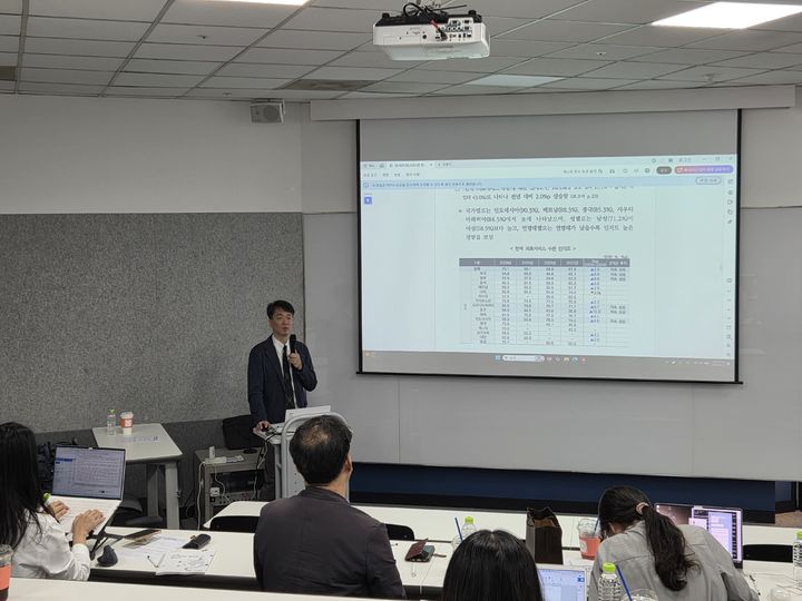 [서울=뉴시스] 고선영 수습 = 한동우 한국보건산업진흥원 국제의료본부이 17일 서울 중구 비즈허브 서울센터에서 2025년 한국 의료서비스 해외 인식도 조사 결과를 발표하는 모습 2026.09.17. sunzero@newsis.com *재판매 및 DB 금지