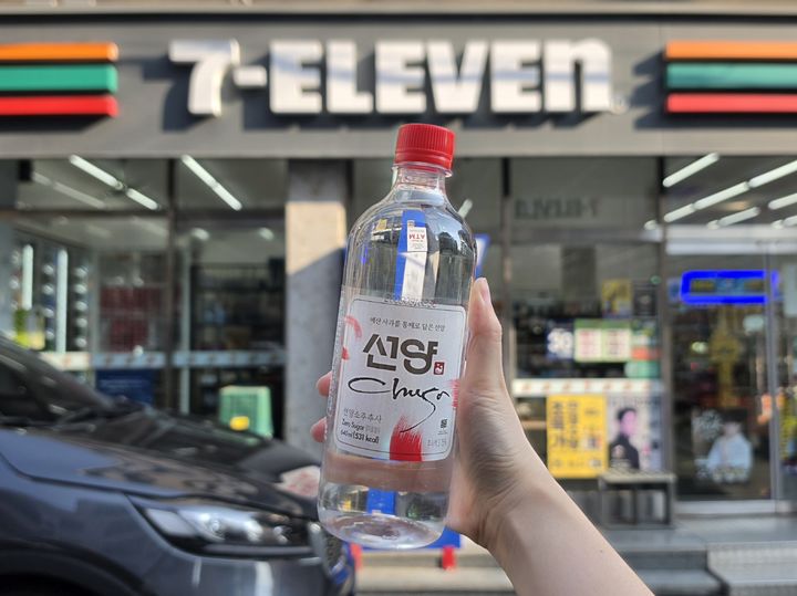 [대전=뉴시스] 사과 증류주 '추사' 원액을 블렌딩한 신개념 소주 '선양 추사'.(사진=선양소주 제공) *재판매 및 DB 금지