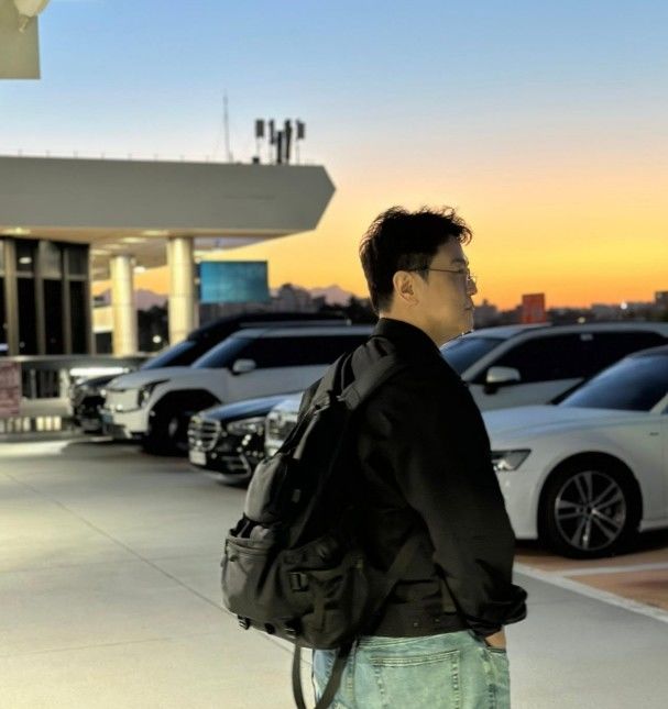 [서울=뉴시스] 최동석이 백팩을 맨채 먼곳으로 바라보고 있는 모습이다. (사진=최동석 SNS 캡처) 2026.09.17. photo@newsis.com *재판매 및 DB 금지