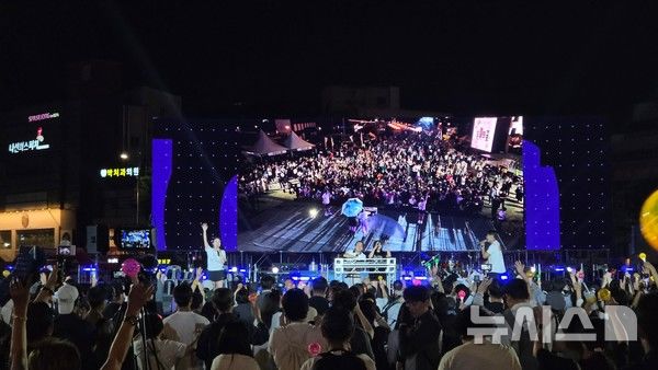 [전남광주=뉴시스] 전자음악과 디제잉 공연을 중심으로 활동해온 소규모 공연장 '심해랩' 관계자들이 전남광주 동구 5·18민주광장에서 열린 제46주년 5·18민주화운동 기념행사에서 공연을 하고 있다. (사진=심해랩 제공) 2026.09.17 photo@newsis.com