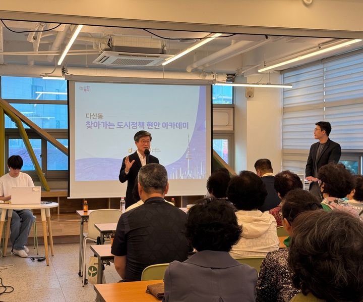 [서울=뉴시스] ‘동네톡(Talk)’ 참석자들에게 인사말을 전하는 김길성 중구청장. (사진=중구 제공) 2026.09.17. photo@newsis.com *재판매 및 DB 금지