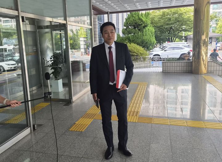 [서울=뉴시스] 조수원 기자 = 서영교 더불어민주당 의원과 용혜인 기본소득당 의원을 각각 고발한 이종배 전 서울시의원이 17일 오후 고발인 조사를 받기 위해 서울 영등포경찰서에 출석했다.2026.09.17.tide1@newsis.com *재판매 및 DB 금지 *재판매 및 DB 금지