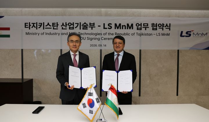 [서울=뉴시스] 심현석 LS MnM 부사장(왼쪽)과 셰랄리 카비르 타지키스탄 공화국 산업신기술부 장관이 14일 업무협약을 체결한 뒤 기념촬영을 하고 있다. (사진=LS 제공) 2026.09.17. photo@newsis.com *재판매 및 DB 금지