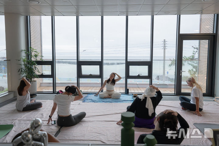 [제주=뉴시스] 지난 7월2일 제주시 조천읍 아일랜드 워크랩 함덕에서 제주도 글로벌 워케이션 참가자들을 대상으로 모닝요가 프로그램이 진행되고 있다. (사진=노매드헐 제공) 2026.09.17. photo@newsis.com