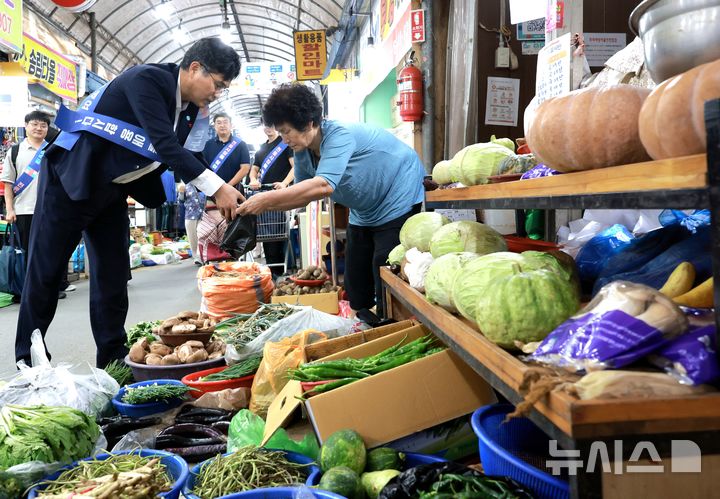 제수용품 구매하는 이원택 전북특별자치도지사