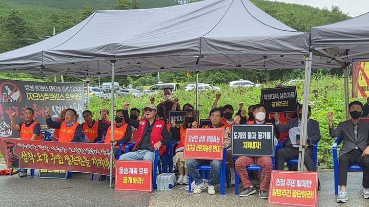 ‘태백스마트축산단지 반대 삼척범시민공동대책위원회’는 17일 건의령 농성장에 집결해 정부와 태백시를 규탄하는 성명서를 발표하고 있다.(사진=삼척범대위 제공) *재판매 및 DB 금지
