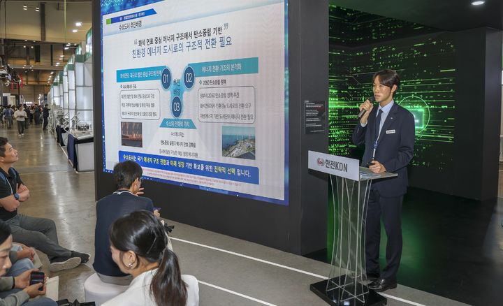 [세종=뉴시스] 2026 기후산업국제박람회 한전KDN 전시관에서 진행되는 강연을 듣고 있는 관람객들. (사진=한전KDN 제공) *재판매 및 DB 금지