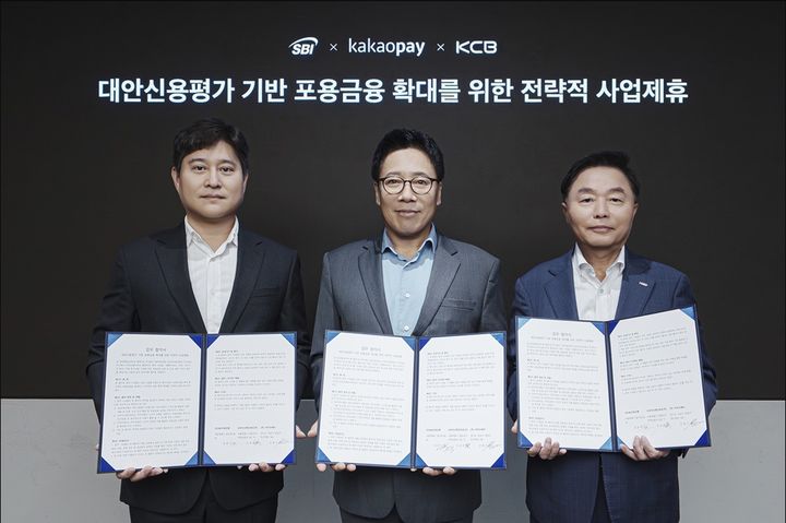 16일 카카오페이 판교 오피스에서 (왼쪽부터)카카오페이 신원근 대표이사, SBI저축은행 김문석 대표이사, KCB 이성욱 대표이사가 대안신용평가 기반 중·저신용자 금융 공급 확대를 위한 업무협약을 체결하고 있다. (사진=SBI저축은행 제공) *재판매 및 DB 금지