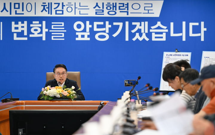 [남원=뉴시스] 17일 남원시청에서 열린 양충모 시장과의 언론인 간담회, 양 시장이 남원시 현안에 대한 입장과 대응 방안 등을 설명하고 있다. *재판매 및 DB 금지
