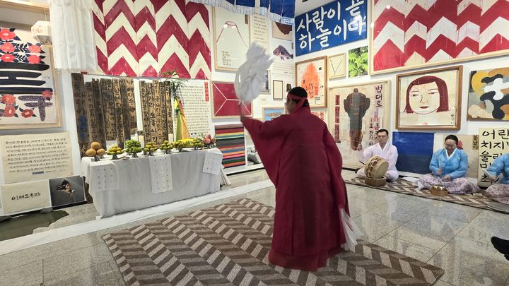 [사진=박현주 미술전문기자]심방 ‘다시 살으라’…제주비엔날레에 펼쳐진 굿판 *재판매 및 DB 금지