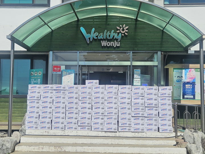 [원주=뉴시스] 익명의 기부자가 강원 원주시 호저면 행정복지센터에 어려운 이웃을 위해 라면 100박스를 기탁했다. (사진=원주시 제공) 2026.09.17. *재판매 및 DB 금지