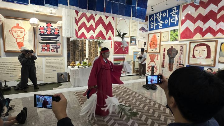 [사진=박현주 미술전문기자]서순실 심방 ‘다시 살으라’…제주비엔날레에 펼쳐진 굿판 *재판매 및 DB 금지