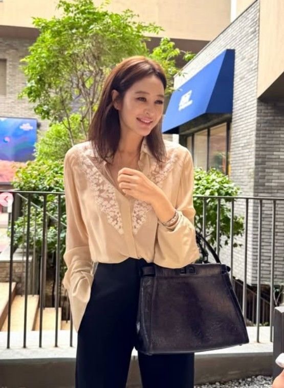 [서울=뉴시스] 김혜수가 야외에서 포즈를 취하고 있는 모습이다. (사진=김혜수 SNS 캡처) 2026.09.17. photo@newsis.com&nbsp; *재판매 및 DB 금지