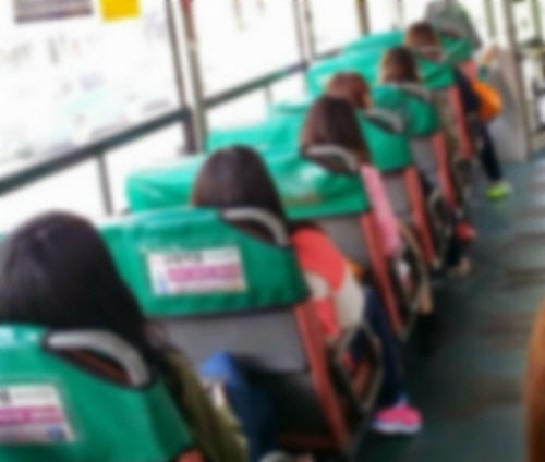 [서울=뉴시스] 버스 2인 좌석에서 통로 쪽 자리를 먼저 차지하는 행동을 두고 온라인에서 의견이 엇갈리고 있다. 사진 온라인 커뮤니티 캡처 *재판매 및 DB 금지