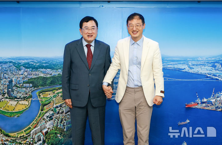 주낙영(왼쪽) 경주시장과 김상욱 울산광역시장