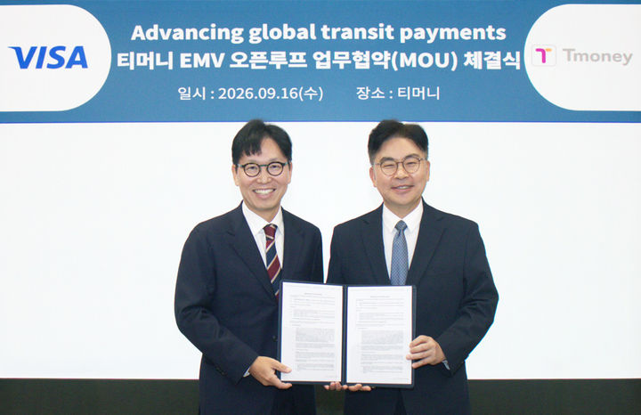 [서울=뉴시스] 비자와 티머니의 국내 대중교통 오픈루프 도입을 위한 업무협약식에 참석한 (왼쪽부터)비자 강동순 부사장, 티머니 최문근 대표이사. (사진=비자 제공) 2026.09.17. photo@newsis.com *재판매 및 DB 금지
