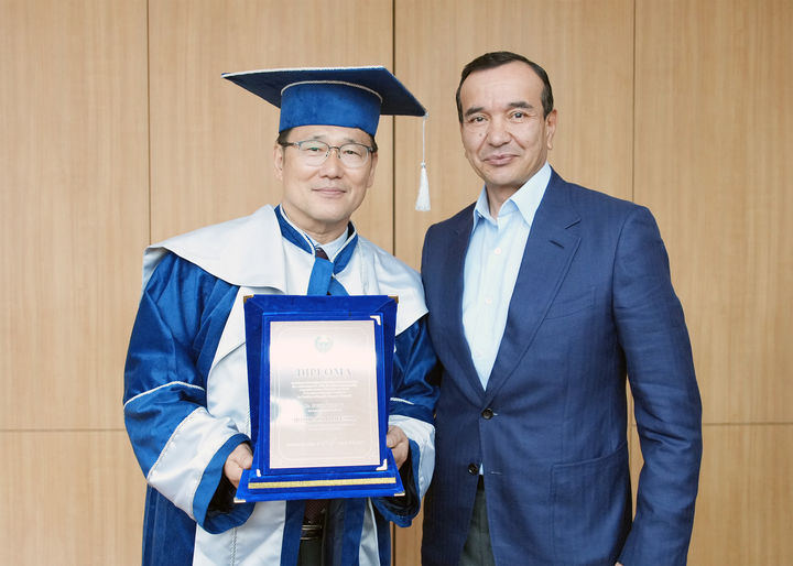 [서울=뉴시스] 이성근 성신여자대학교 총장이 오조드벡 나자로베코프 우즈베키스탄 문화부 장관과 기념촬영을 하고 있다. (사진=성신여대 제공) 2026.09.17. photo@newsis.com *재판매 및 DB 금지