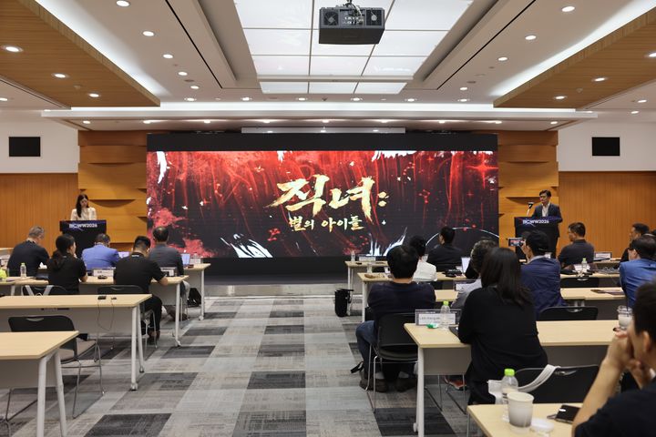  16일 서울 강남구 코엑스에서 열린 ‘한중 애니메이션·게임 문화산업 포럼’에서 차오궈둥(曹國棟) 상하이 산와이산 문화전파 유한회사 사장이 애니메이션 ‘직녀: 별의 아이들’을 소개하고 있다. (사진=상하이시애니메이션산업협회) *재판매 및 DB 금지