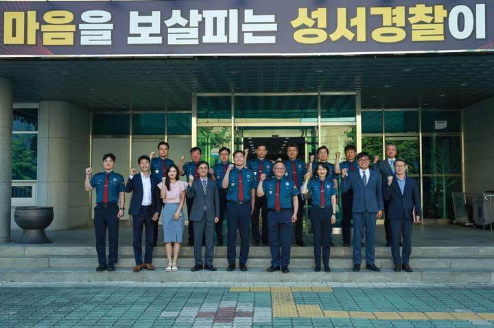 [대구=뉴시스] 박준성 대구경찰청장이 17일 성서경찰서를 방문해 주요 치안 현황을 점검하고 직원들을 격려했다. (사진=대구 성서경찰서 제공) 2026.09.17. photo@newsis.com *재판매 및 DB 금지