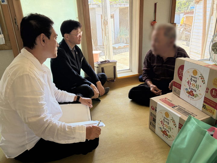 [창녕=뉴시스] 안지율 기자 = 성산면장과 맞춤형복지팀이 추석 명절을 맞아 취약계층 가구를 살피고 있다. (사진= 창녕군 제공) 2026.09.17. photo@newsis.com *재판매 및 DB 금지