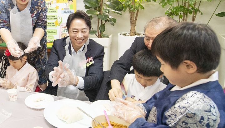 [서울=뉴시스] 김경대 용산구청장이 지난 16일 서울 용산구 송학당 경로당에서 열린 '1·3세대 송편빚기 행사'에서 어르신·어린이들과 송편을 빚고 있다. (사진=용산구 제공) 2026.09.17. photo@newsis.com *재판매 및 DB 금지