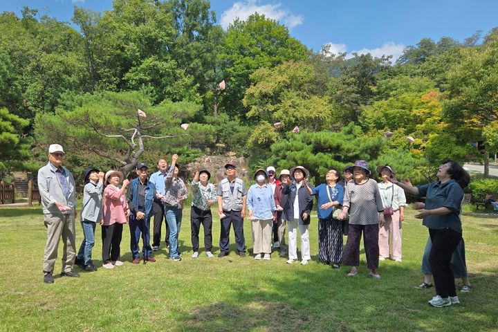 [대구=뉴시스] 국립공원공단 팔공산국립공원동부사무소는 보훈대상자 29명을 대상으로 '팔공산국립공원 보훈영웅 치유 프로그램'을 운영했다. (사진=팔공산국립공원동부사무소 제공) 2026.09.17. photo@newsis.com *재판매 및 DB 금지
