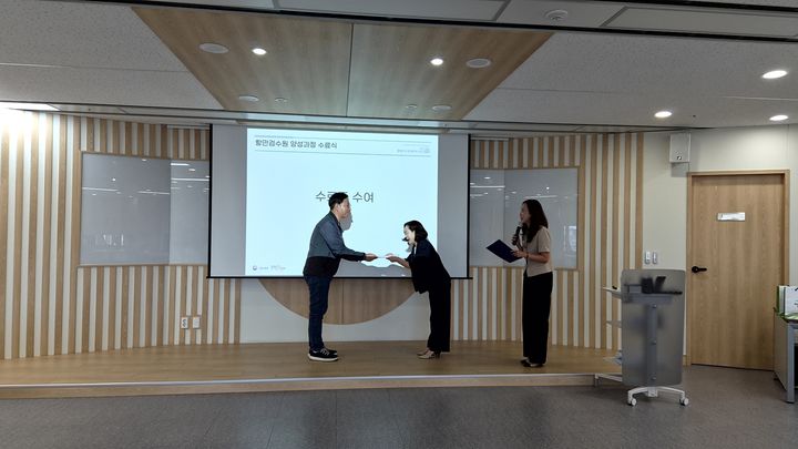 [부산=뉴시스] 노사발전재단 영남지사 부산중장년내일센터는 부산고용노동청, 한국검수검정협회, 부산지역 검수업체와 함께 '중장년 항만검수원 양성과정 2기'를 운영하고 17일 수료생을 대상으로 현장면접을 진행했다. (사진=노사발전재단 영남지사 제공) 2026.09.17. photo@newsis.com *재판매 및 DB 금지