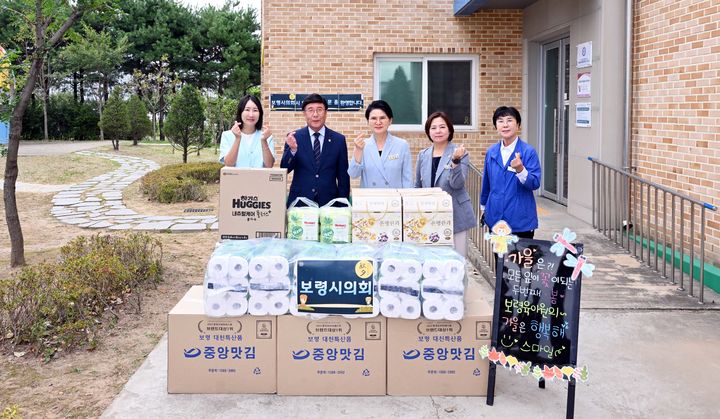[보령=뉴시스] 관내 사회복지시설 위문 방문 기념촬영. (사진=보령시의회 제공) 2026.09.17. photo@newsis.com *재판매 및 DB 금지