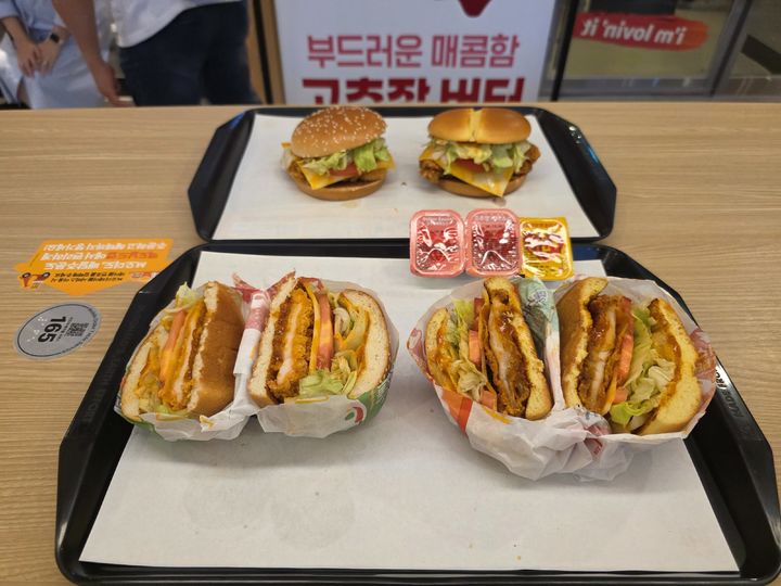 [서울=뉴시스] 김상윤 기자 = 17일 출시한 '맥스파이시 고추장 버터(왼쪽)' '맥크리스피 고추장 버터(오른쪽)' 2026.09.17. kimsy@newsis.com *재판매 및 DB 금지