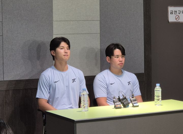 [서울=뉴시스] 문채현 기자 = 2026 아이치·나고야 아시안게임 야구대표팀 윤동희와 김진욱이 17일 서울 고척스카이돔에서 열린 아시안게임 대비 연습경기에서 승리한 뒤 인터뷰를 하고 있다. 2026.09.17. dal@newsis.com *재판매 및 DB 금지
